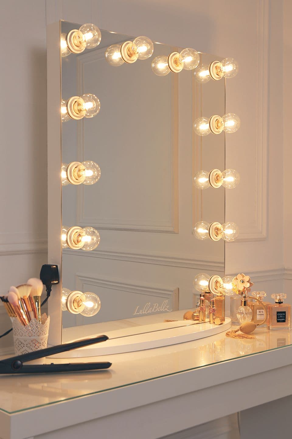 Sleek Mirror Light Mirror for a Contemporary Look