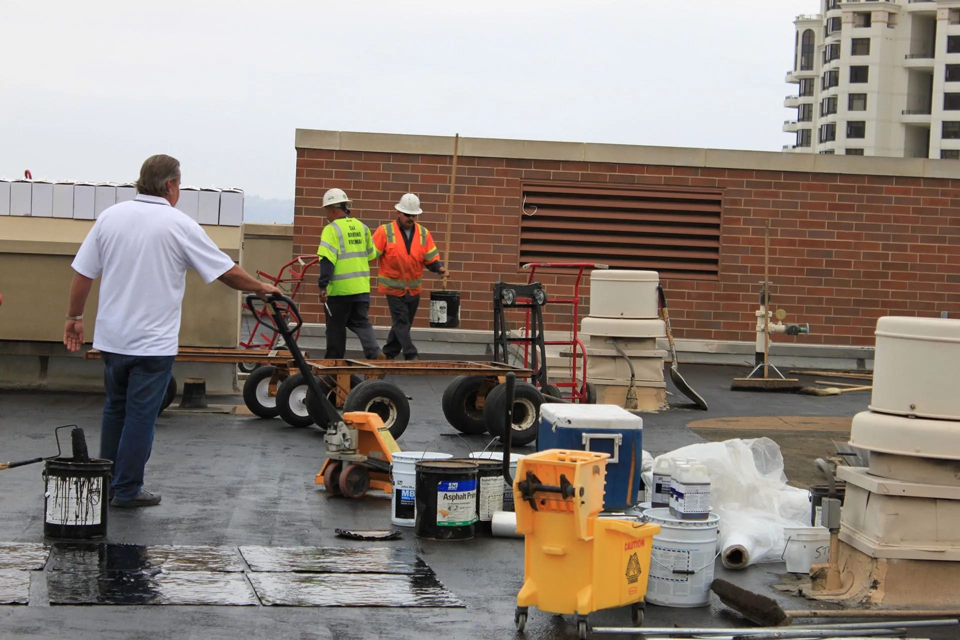 How High-Quality Roofing Solutions Improve Energy Efficiency